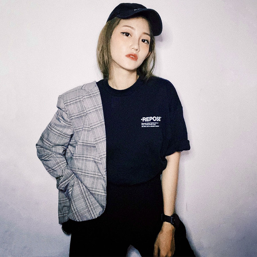 Repose 03 black style with hat Repose 03 black style with hat